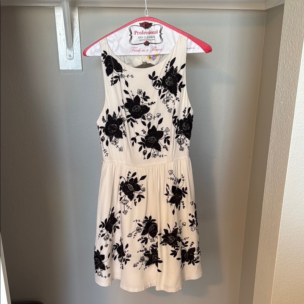 Alice + Olivia Floral Black and White Women’s Dress Size 2